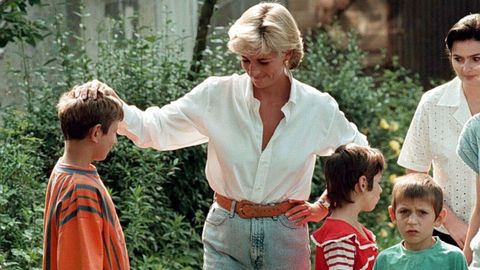 Diana de Gales con el hijo de una vctima de las minas terrestres en Bosnia.