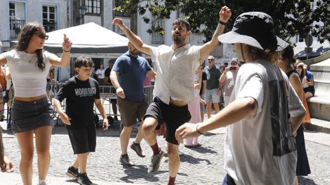 Público bailando durante la actuación de Mediarea en Mazarelos