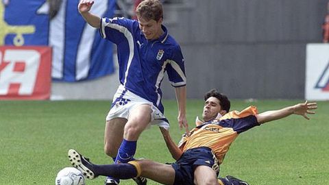 Jaime y Valern disputan un baln en el Oviedo-Deportivo de 2001