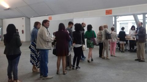 Votantes en la plaza de Abastos de Pola de Siero