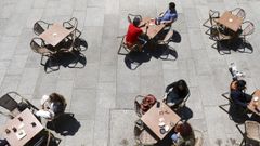 Las normas que ha impuesto el coronavirus han reducido el aforo de bares y terrazas y ha obligado a ampliar distancias entre las mesas, como en esta foto de archivo de un local compostelano que cumple escrupulosamente con las reglas