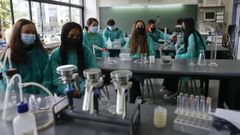 Imagen de archivo de alumnos del IES de Sar en el laboratorio de biolog�a