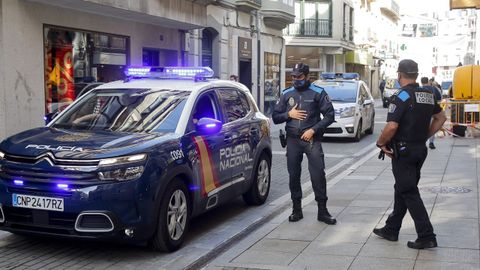 Coches policiales por la calle Michelena