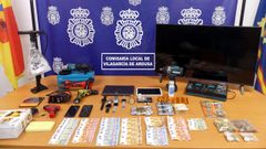 Material y dinero aprehendido por agentes de la comisar�a de la Polic�a Nacional de Vilagarc�a de Arousa en la desarticulaci�n de un punto negro de venta de droga en la Avenida de Matosi�o de la capital arousana.