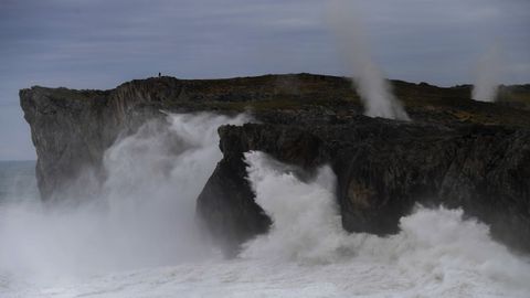  Olas gigantes rompen en los Bufones de Pra