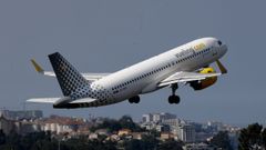 Un avi�n de la aerol�nea Vueling, despegando en Alvedro