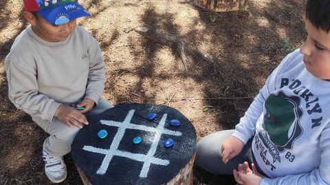 Un xogo de tres en raia ao aire libre no recinto do colexio