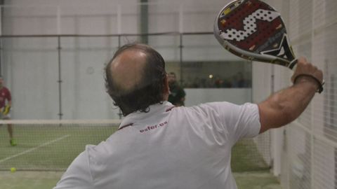 Partido de pádel en las instalaciones de Pádel Oviedo.