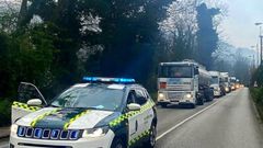 La Guardia Civil escolta un convoy de camiones 