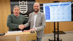 El alcalde de Pontevedra, Miguel Anxo Fern�ndez Lores (BNG) e Iv�n Puentes (PSOE), formalizaron esta semana el acuerdo para aprobar el presupuesto municipal