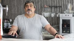 Norberto Salgado, tras la barra de su reestrenado negocio.