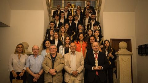 Banda y autoridades posaron en las escaleras de la casa consistorial.