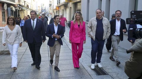La ministra y el alcalde, junto a otros representantes pol�ticos y sindicales, caminando por la calle Mar�a.