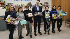 Entrega a C�ritas Diocesana de Ourense los juguetes reunidos en la campa�a solidaria Debuxar sorrisos, de Abanca.