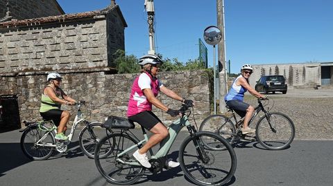 Leluca Vidal, Maril&oacute; Sieira y Mari Carmen Riveiro, listas para pedalear