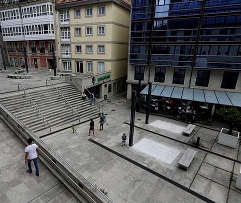 Sobre el antiguo d�dalo de calles malditas se levanta hoy una plaza y la terraza de O?Delito. 