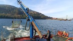 Imagen de un barco cogiendo moluscos en la ensenada de San Sim�n