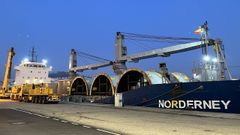 El buque Norderney, cargado con diecis�is piezas para tres molinos, parti� ayer por la ma�ana de la terminal de Bouzas