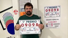 El lotero de Abegondo, Jose Antonio Fari�a, con el cartel del n�mero premiado con 15 millones de euros. 