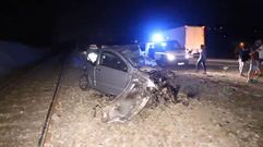 Una joven logra abandonar su coche antes de que lo arrolle un tren en Mos