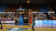 Joe Cremo tirando un triple ante el Menorca