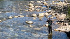 Un pescador en el ro