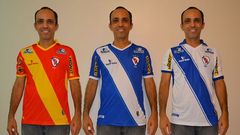 Camisetas oficiales del Gal�cia junto a la que homenajea a Espa�a