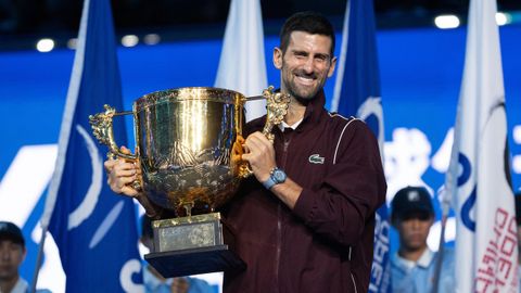 Djokovic levanta el trofeo del torneo ATP de Pek�n.