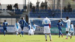 Luis Fern�ndez (de espaldas), desolado, tras recibir uno de los goles el domingo en Talavera. 