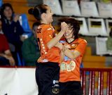 Peque y Maite celebran uno de los tantos de la goleada naranja ante el Vallirana.