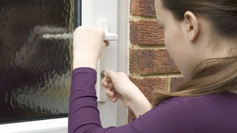 Una adolescente abre la puerta de su casa.
