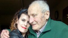 Yolanda junto a su abuelo Carmelo