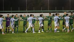 Saludo entre los jugadores del Celta Fortuna y el Arenteiro antes del partido de este viernes en Espi&ntilde;edo.
