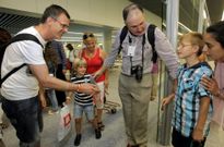 Llegada de uno de los ni�os que participan en el programa de acogida de Ledicia Cativa. 