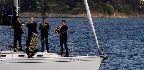Momento del ensayo del quinteto H�rcules Brass sobre el barco que har� de escenario.