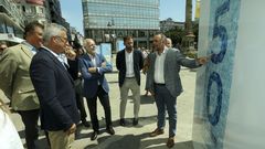 El conselleiro de Sanidade visit� en A Coru�a la exposici�n sobre el 50 aniversario del Chuac de La Voz de Galicia