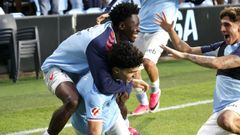 Andr�s Anta��n, autor del 4-2 final del Celta Fortuna ante el Andorra, celebrando su gol con Bernard Somuah y Pablo Gavi�n.