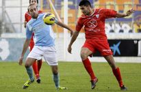 El viveirense Pablo Coello, de celeste, y el ribadense Andr�s Bouza luchan por un bal�n en el centro del campo.