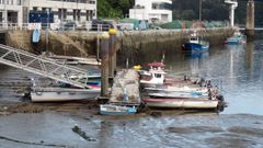 Embarcaciones en seco, en bajamar, en un pantaln en Pontedeume