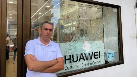 Hector Carril, propietario de Centec M�viles, con el escaparate destrozado tras el intento de robo