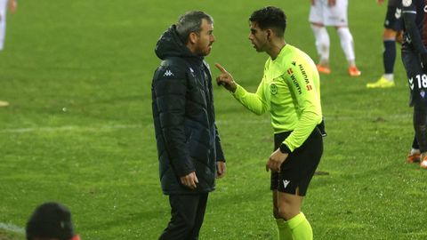 El árbitro reprocha a Rubén Domínguez tras protestar por un posible penalti que no le pitó al Pontevedra en el partido contra el Eibar