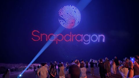 Un��ej�rcito� de drones ejecut� diversas representaciones en el cielo durante una de las cenas del evento.