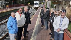 Varios usuarios del ferrocarril de ancho m�trico, indignados por el declive de la l�nea, ayer en la estaci�n de San Sadurni�os