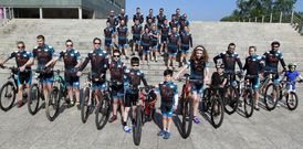 Os integrantes do Club BTT Trotacumes fix�ronse onte a foto de familia diante do Auditorio. 