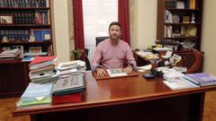El candidato socialista, Samuel Lago, en la alcald�a de Cambados