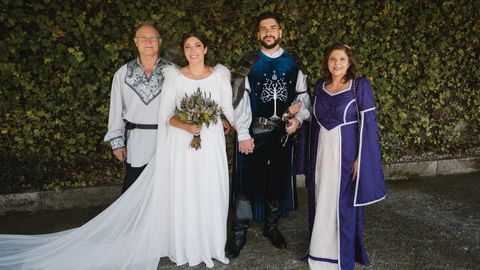 Los novios, acompañados de los padres de ella
