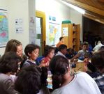 La edila Sof�a Godoy, con los participantes en el programa.