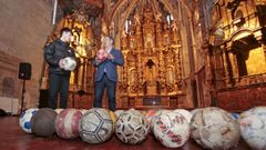 El alcalde de Pontevedra, Miguel Anxo Fern�ndez Lores, entrega a Nico Ferreira Bayer, de 12 a�os, uno de los balones recuperados en Santa Clara