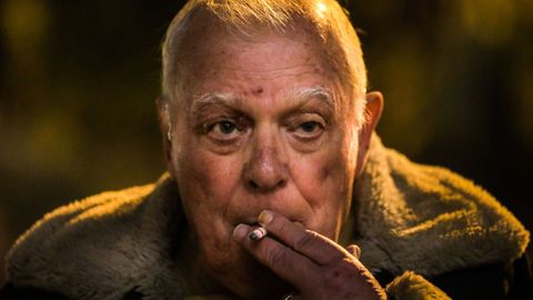 Ant�nio Lobo Antunes (Lisboa, 1942), retratado entre sombras, donde tanto se movi� su literatura, y con su sempiterno cigarrillo.