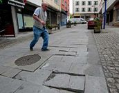 Las losas de las calles peatonales de O Burgo est�n deterioradas.